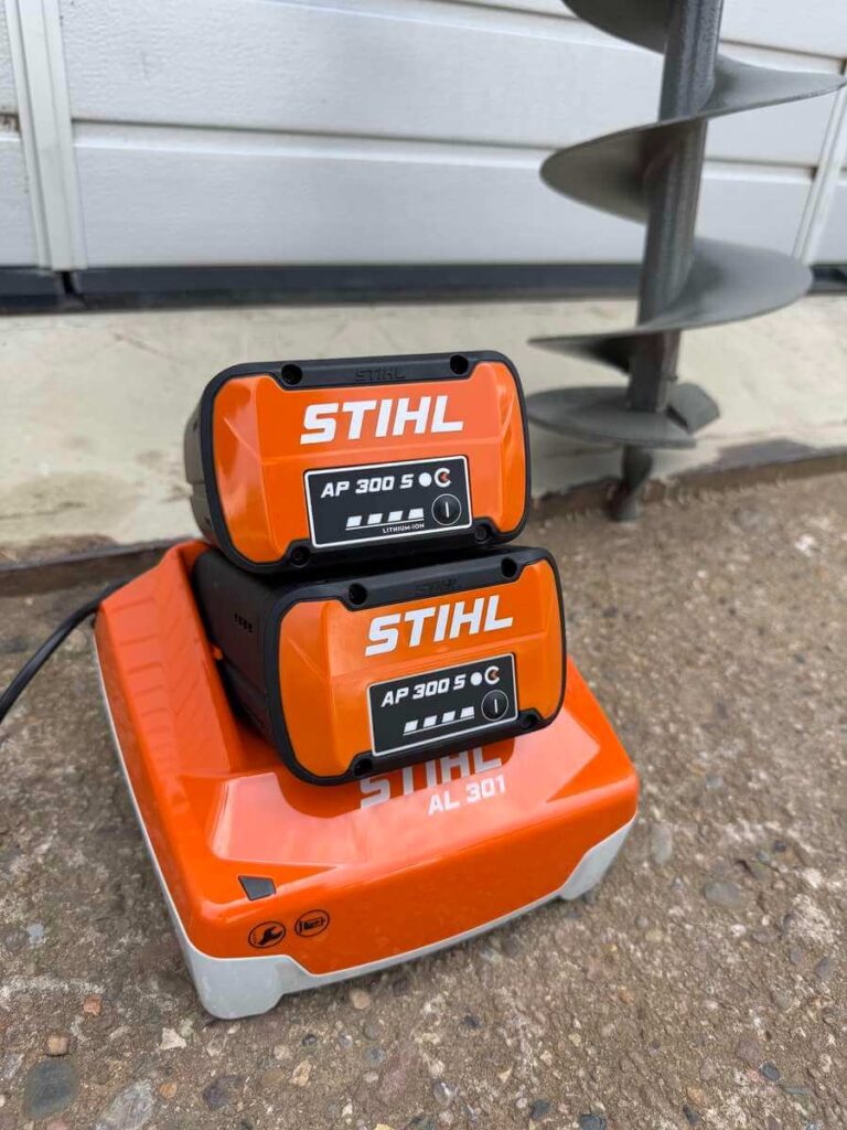 Stihl Akkupack mit Ladegerät