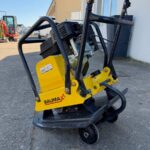 Kleine Baumax Rüttelplatte auf Transportrollen