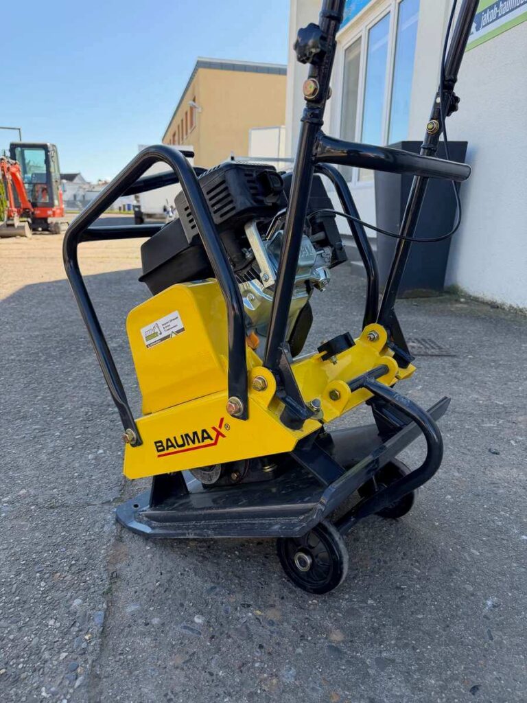 Kleine Baumax Rüttelplatte auf Transportrollen