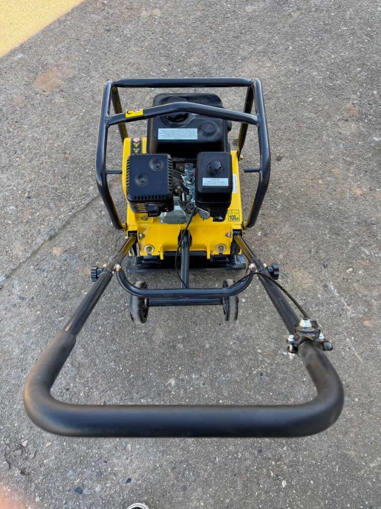 Kleine Baumax Rüttelplatte