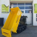 Baumax Mini-Dumper in gekippter Stellung zum Ausschütten