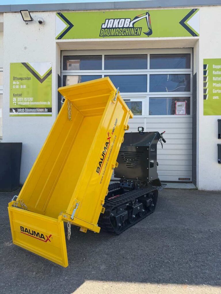 Baumax Mini-Dumper in gekippter Stellung zum Ausschütten