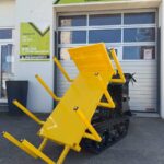 Baumax Mini-Dumper in gekippter Stellung ohne Seitenwände