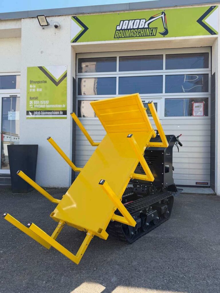 Baumax Mini-Dumper in gekippter Stellung ohne Seitenwände